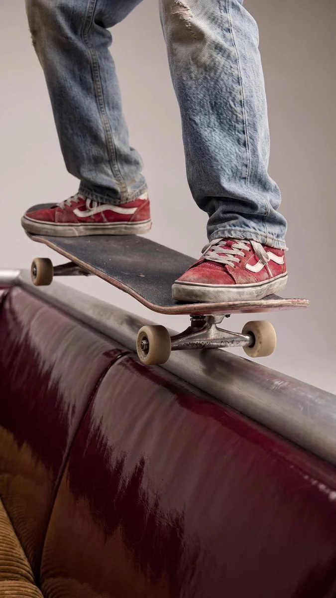 Coping: skateboard sul bordo del divano di Leonardo Canton