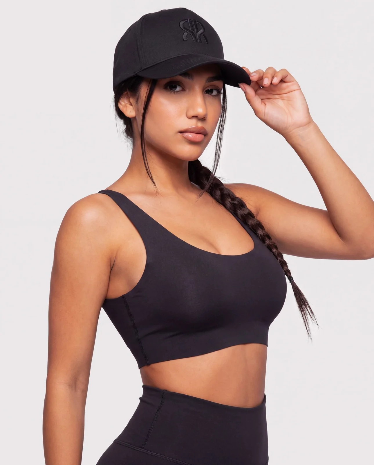 Roberta: modella con cappellino nero