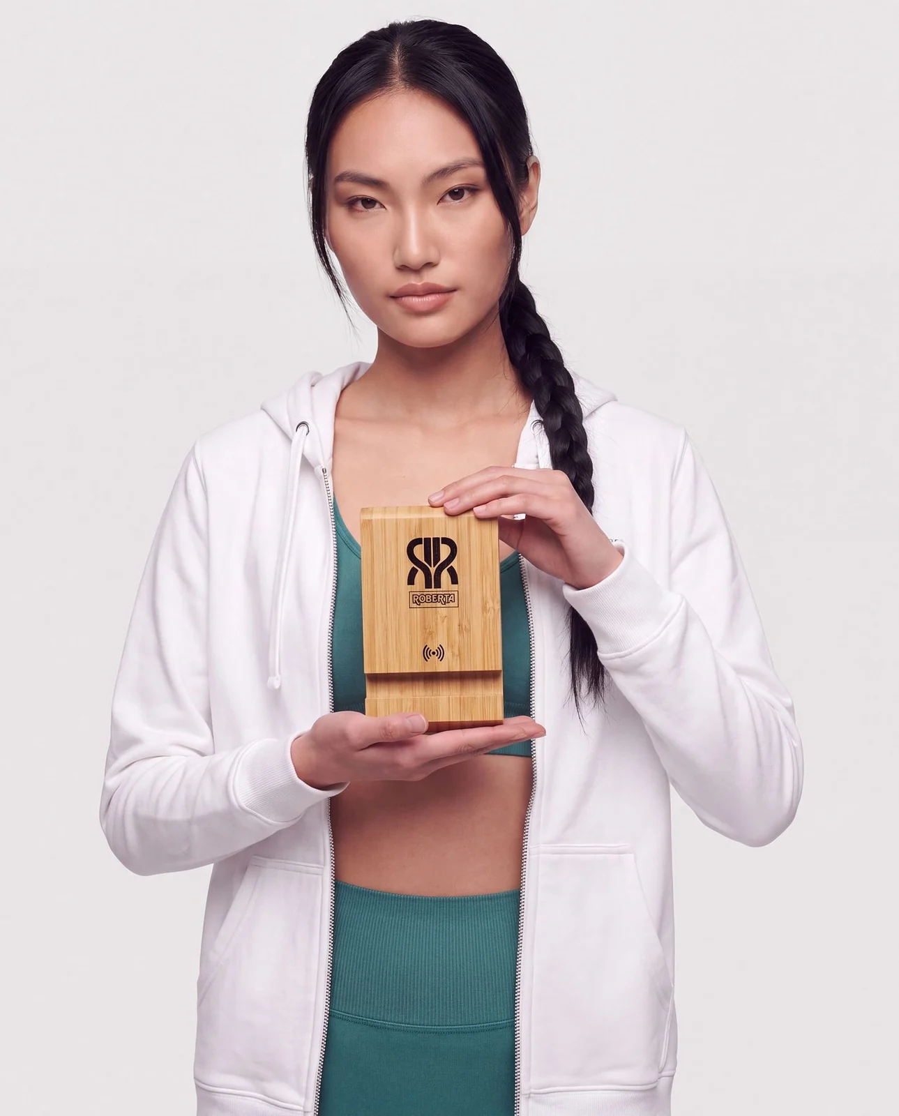 Roberta: modella con caricabatteria in legno